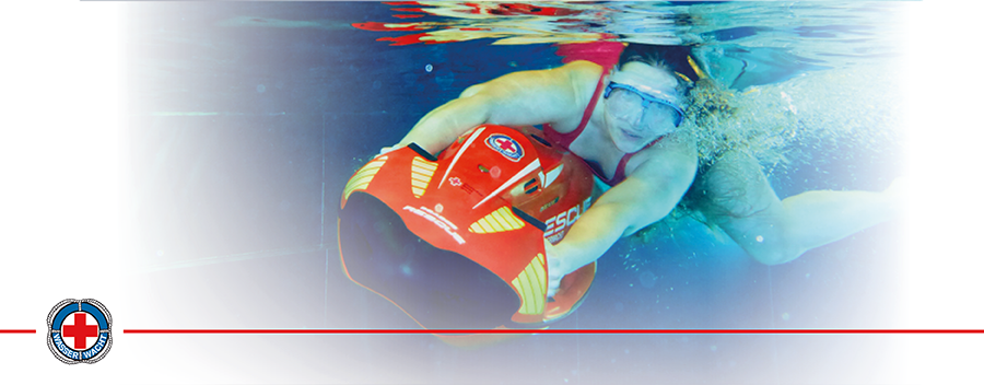 Eine Frau im roten Badeanzug taucht mit einem Seabob.